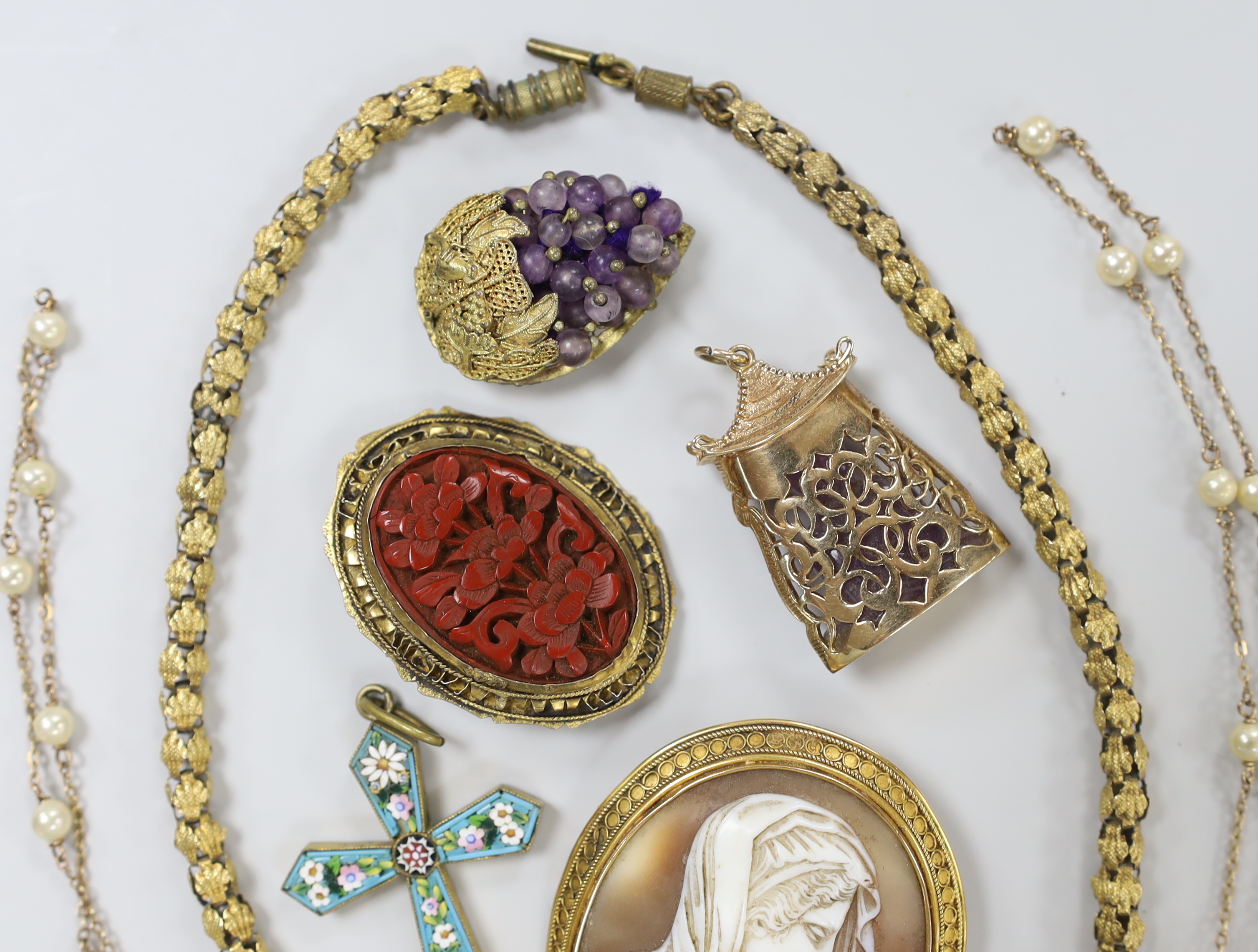 Sundry jewellery including pinchbeck chain and a 9ct gold mounted carved amethyst Buddha pendant, 36mm.